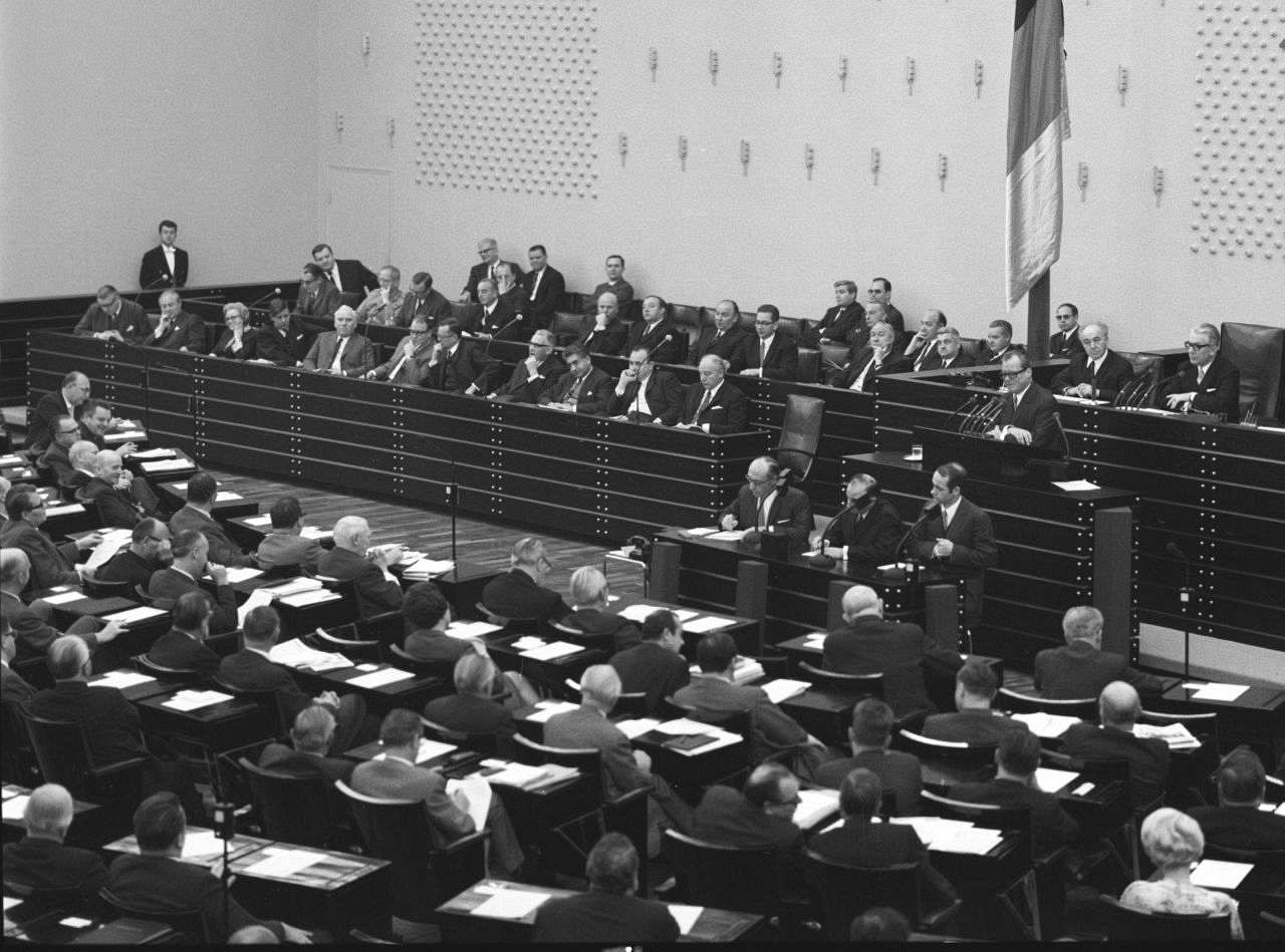 Bundeskanzler Willy Brandt gibt vor dem Deutschen Bundestag seine erste Regierungserklärung ab.